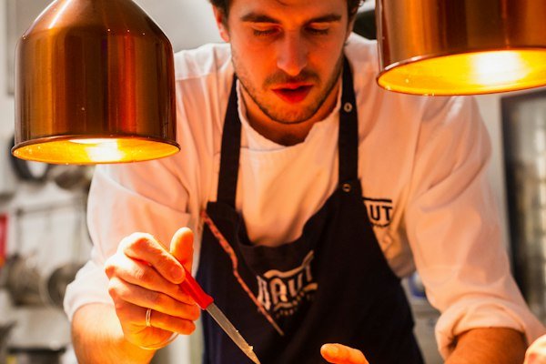Chef configurando platos y menú